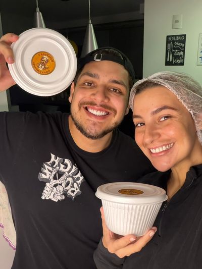 Lucas e Raissa com as embalagens do delivery Batatona's