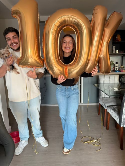 Lucas e Raissa comemorando 10 mil seguidores com balões dourados